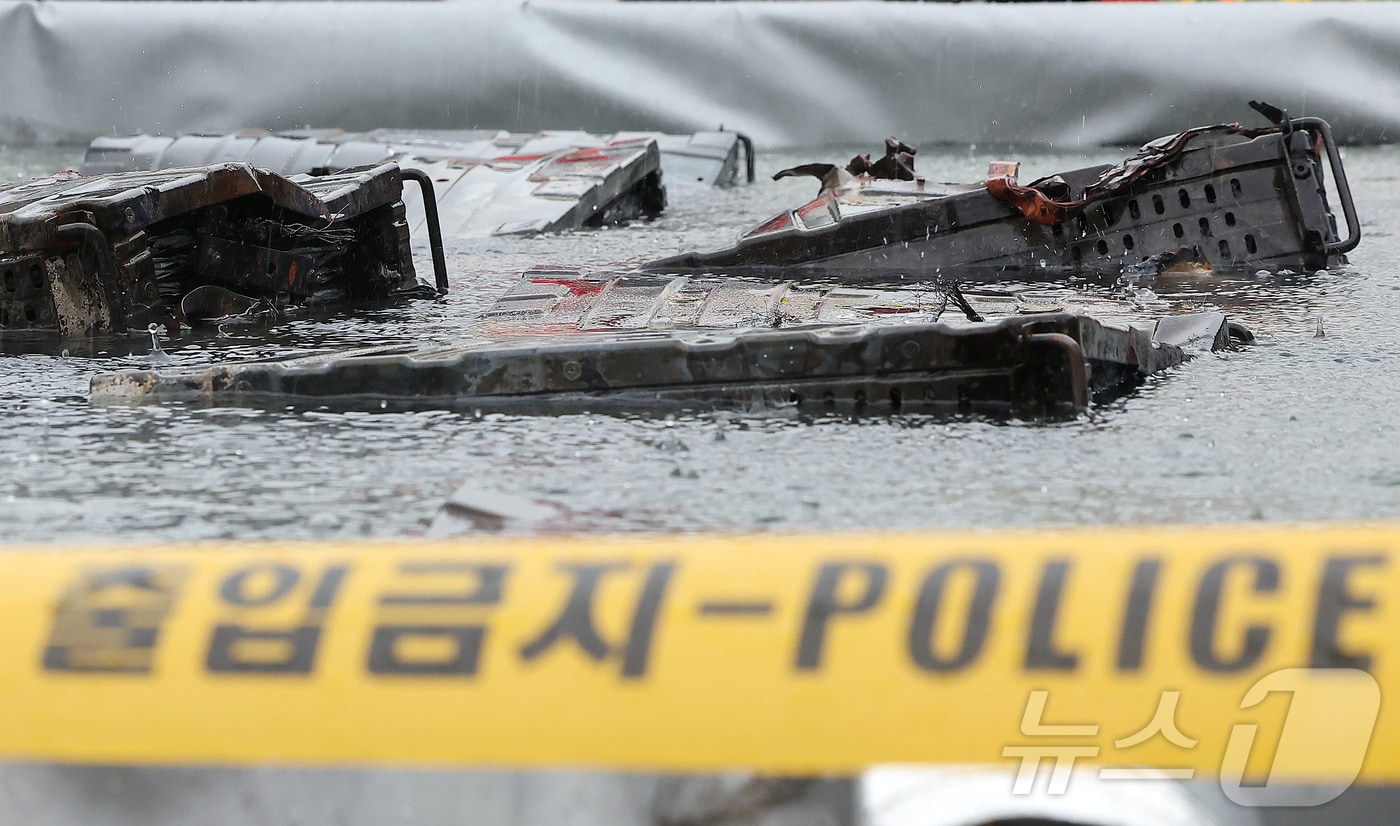 28일 오전 대전 유성구 국가정보자원관리원 화재 현장에 소실된 리튬이온배터리가 소화 수조에 담겨 있다. 2025.9.28/뉴스1 ⓒ News1 김진환 기자