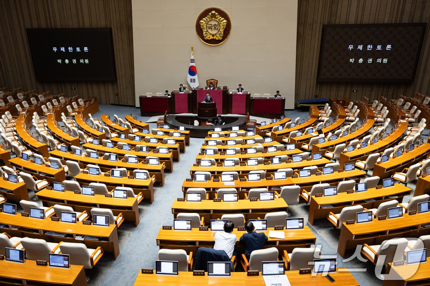 박충권 국민의힘 의원이 지난 28일 서울 여의도 국회에서 열린 제429회 국회(정기회) 제9차 본회의에서 국회법 일부개정법률안(수정안)에 대한 무제한토론(필리버스터)을 하고 있다. 2025.9.28/뉴스1 ⓒ News1 유승관 기자