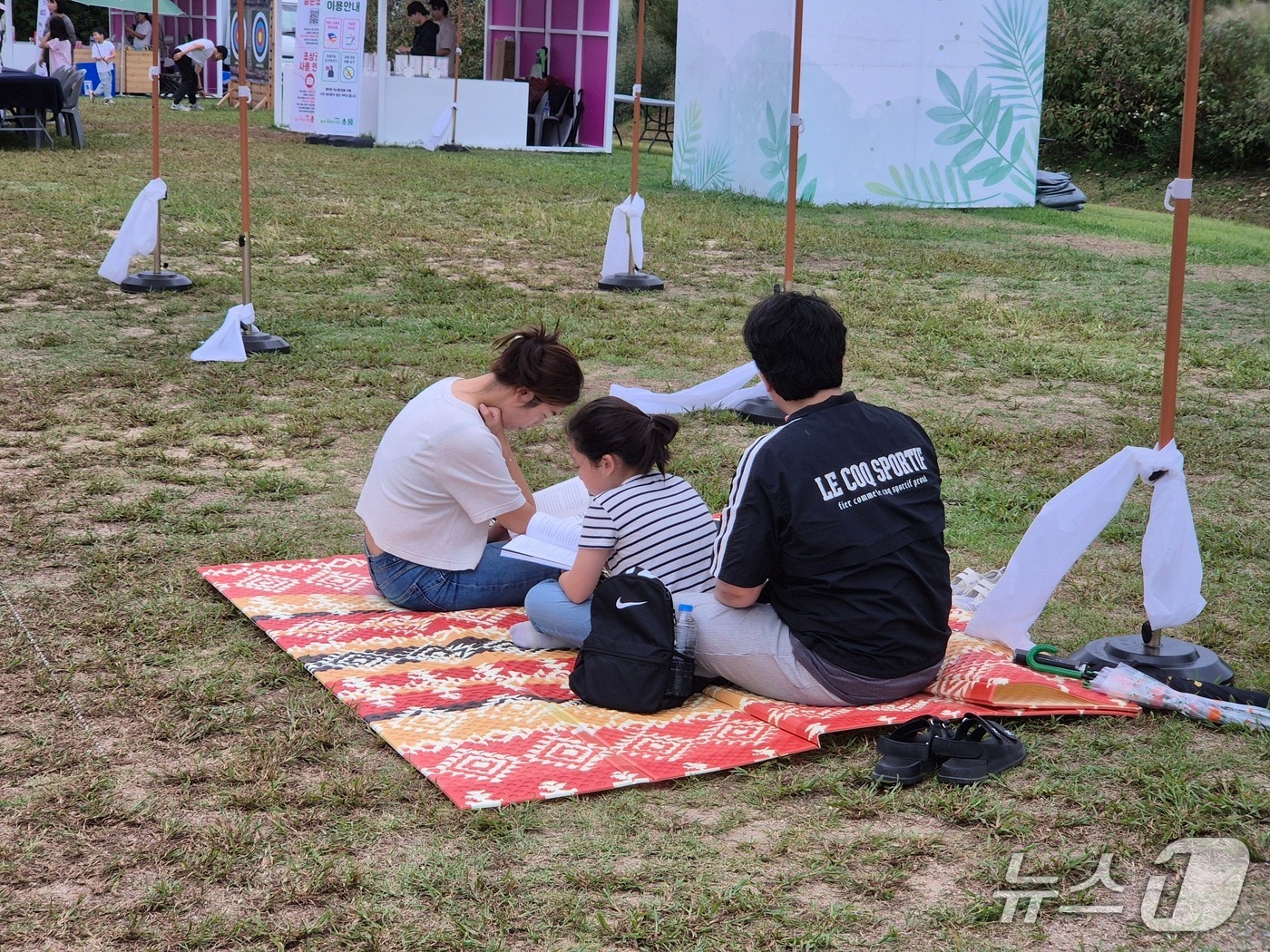 "가족과 함께 책 읽는 특별한 경험"...야외도서관 '소풍' - 뉴스 썸네일 이미지