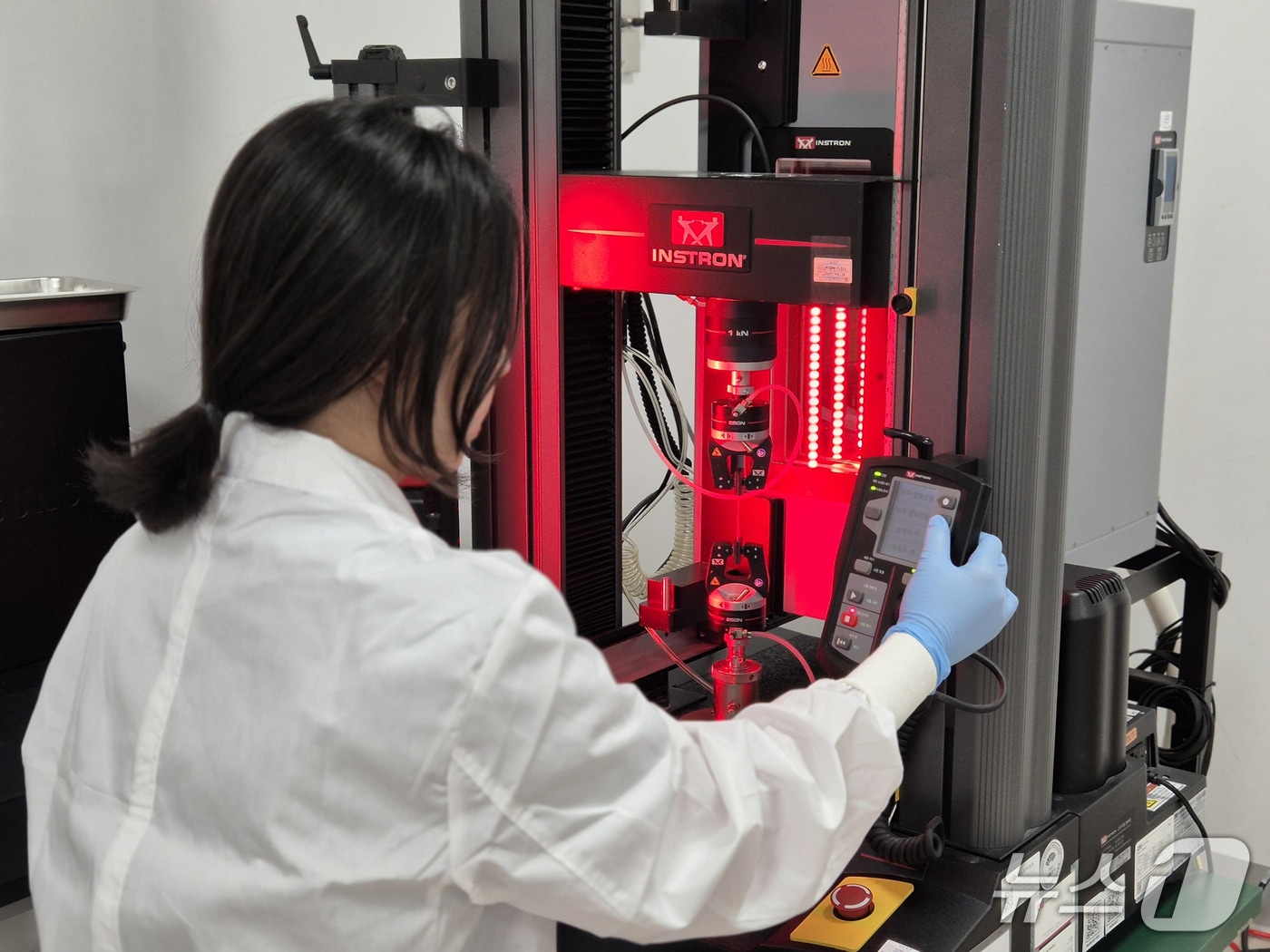 식품진흥원이 국제비교숙련도 평가와 관련해 시험을 수행하고 있다.(진흥원 제공. 재판매 및 DB 금지)