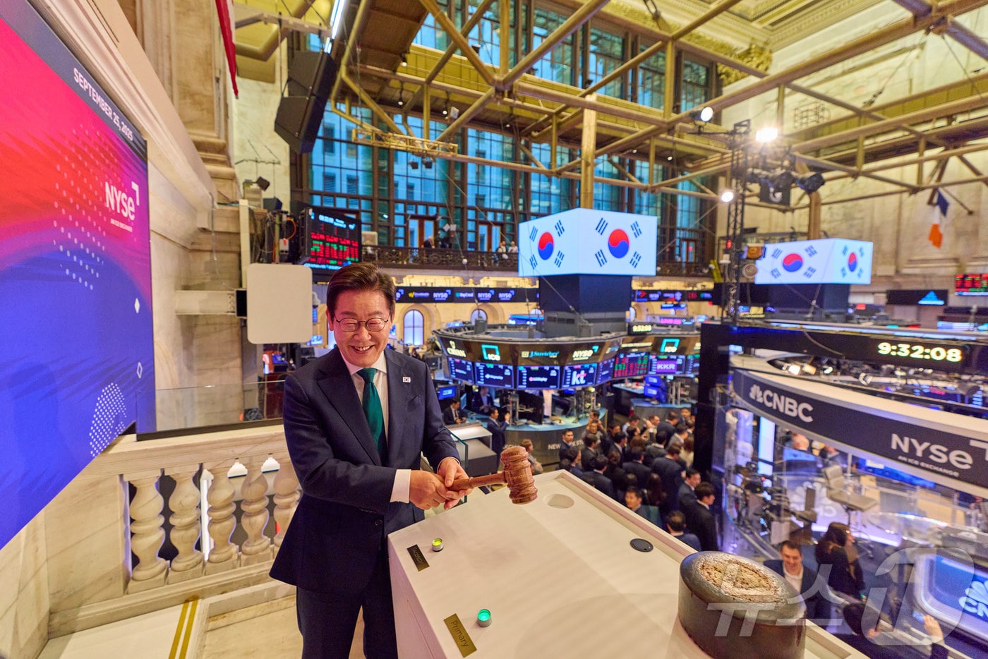 이재명 대통령이 지난 25일(현지시간) 미국 뉴욕 증권거래소를 방문해 개장 벨 앞에서 기념촬영을 하고 있다. (대통령실 제공. 재판매 및 DB 금지) 2025.9.28/뉴스1 ⓒ News1 이재명 기자