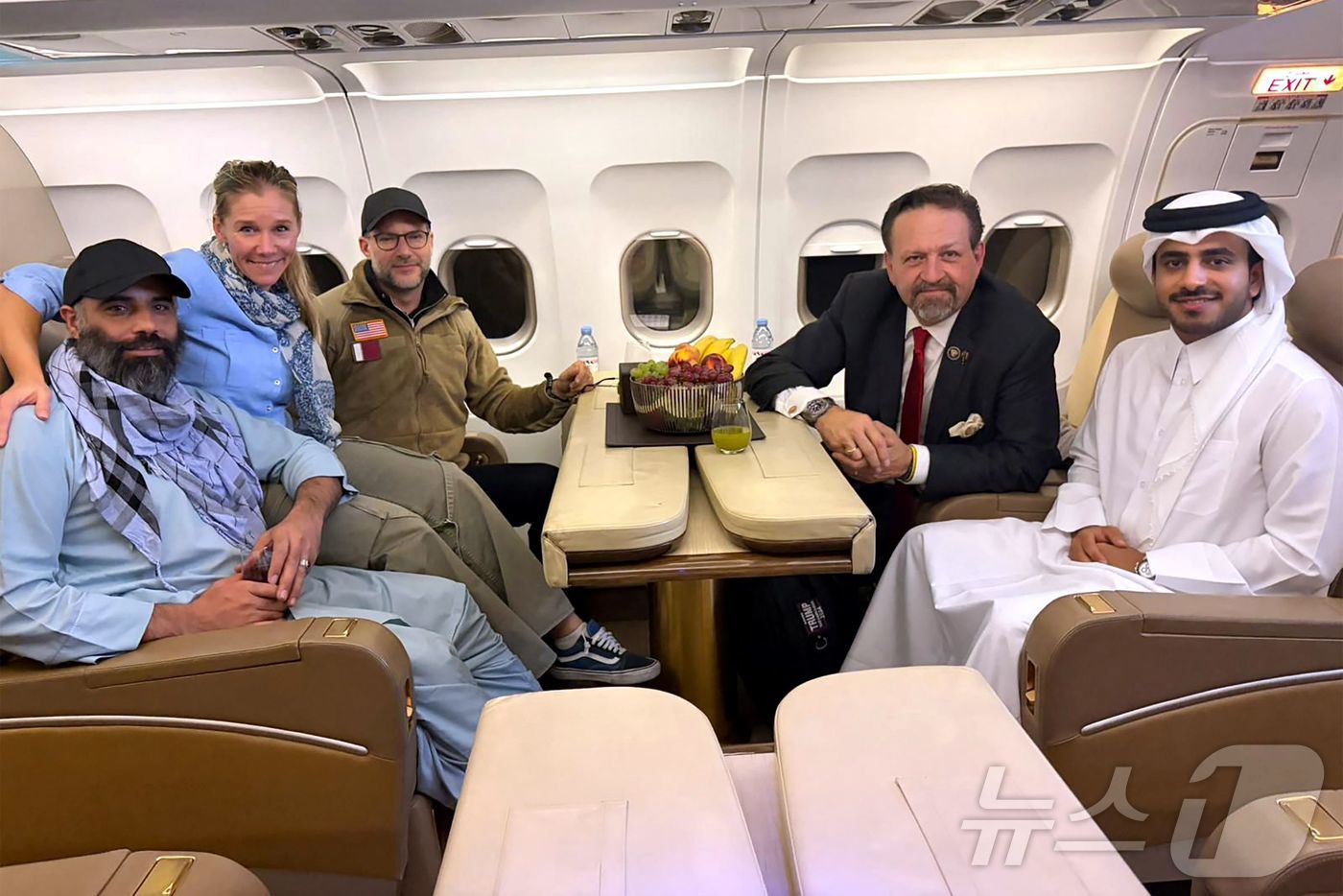 카타르 외교부가 2025년 9월 28일 배포한 사진에는 아프가니스탄 탈레반 당국에 억류됐다가 석방된 미국 시민 아미르 아미리&#40;왼쪽&#41;가 미국 인질 대응 특사 애덤 보엘러&#40;왼쪽에서 세 번째&#41;, 백악관 관계자인 세바스찬 고르카, 카타르 외교관과 함께 카불에서 석방 직후 전세기에 탑승한 모습이 담겨 있다.아프가니스탄 탈레반 정부는 9월 28일 억류 중이던 미국인을 석방했다고 발표했다. 이는 고령의 영국인 부부가 당국에 의해 석방된 지 일주일 만이다. ⓒ AFP=뉴스1