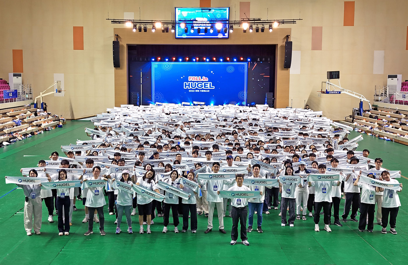 휴젤이 26일 춘천 호반체육관에서 임직원들의 소통과 화합을 위한 전사 행사를 진행했다. (휴젤 제공)