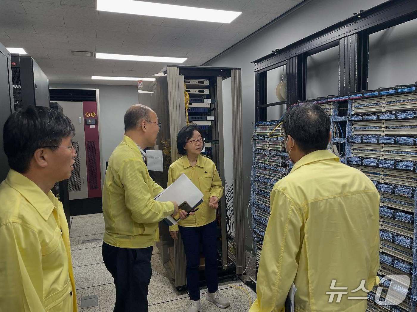 오유경 식품의약품안전처장이 27일 재난 대응 상황점검 회의를 열어 통합식품안전정보망 등 식약처 소관 대국민 정보시스템의 정상운영 여부를 다시 한번 확인하고 내부 직원들의 원활한 행정업무를 위한 임시 문서 수발신·공유 체계, 비상업무 매뉴얼 등을 점검했다.(식품의약품안전처 제공)