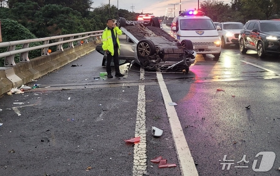 지난 28일 오후 제주시 애월읍 애조로에서 발생한 전복 사고.&#40;제주도소방안전본부 제공. 재판매 및 DB 금지&#41;