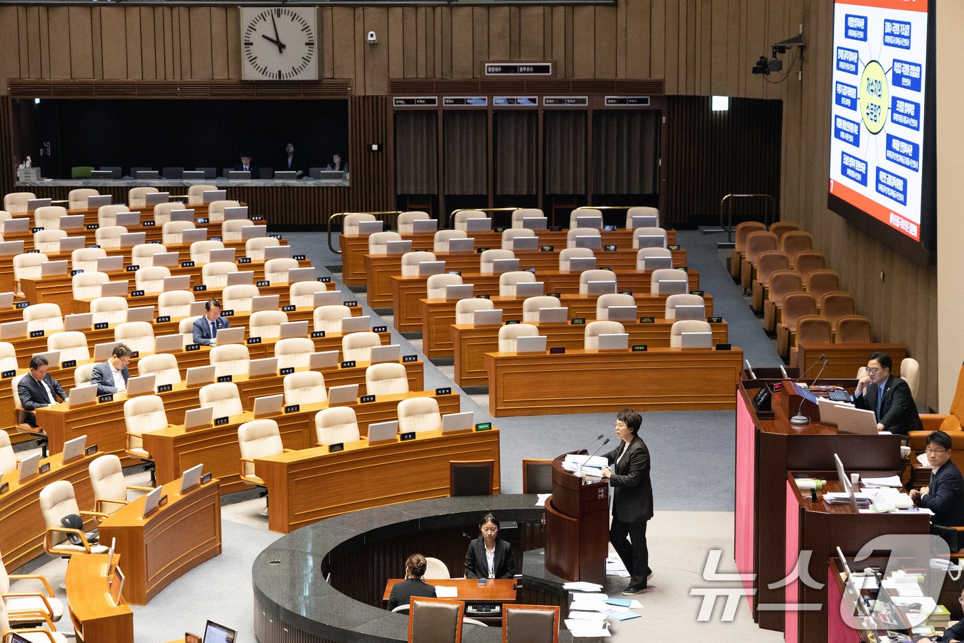 김은혜 국민의힘 의원이 29일 서울 여의도 국회에서 열린 제429회 국회(정기회) 제9차 본회의에서 국회에서의 증언·감정 등에 관한 법률 일부개정법률안(대안)에 대한 무제한토론(필리버스터)을 하고 있다. 2025.9.29/뉴스1 ⓒ News1 이승배 기자