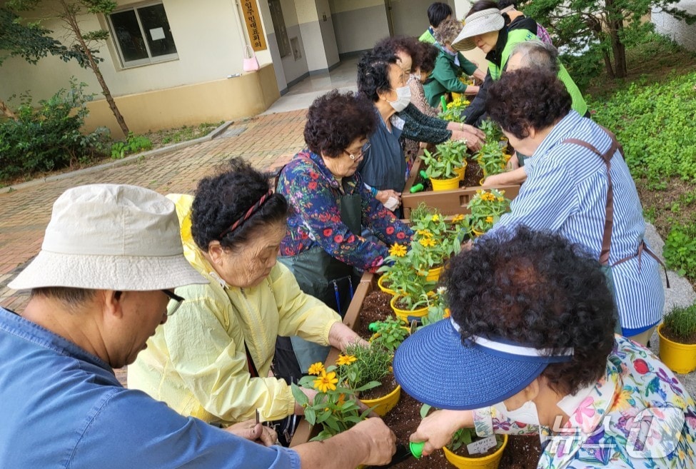 지난해 ‘생활숲 산림복지서비스 제공사업’에 참여한 LH단지 거주민들이 단지내에서 산림복지프로그램을 체험하고 있다. (산림청 한국산림복지진흥원 제공.재판매 및 DB금지)/뉴스1