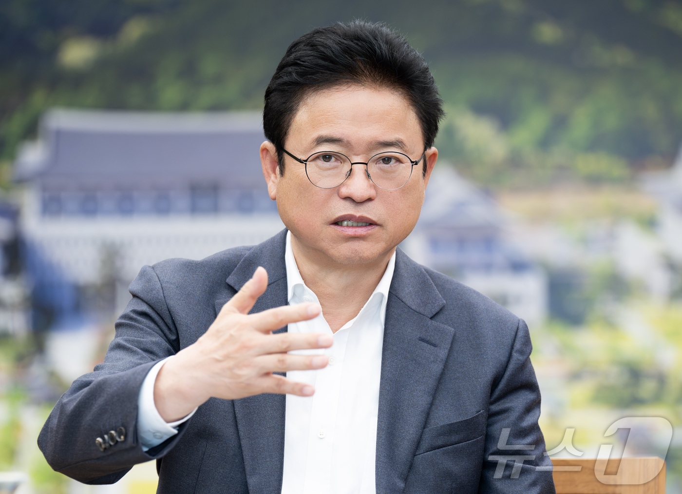 13일 경북도청에서 이철우 지사와 베흐조드 무사예프 우즈베키스탄 대외노동청장, 타히르존 사파로브 대통령실 담당관 등이 참석한 가운데 &#39;경북도 광역형 비자 협약&#39;을 체결했다.&#40;경북도 제공. 재판매 및 DB금지&#41; ⓒ/뉴스1