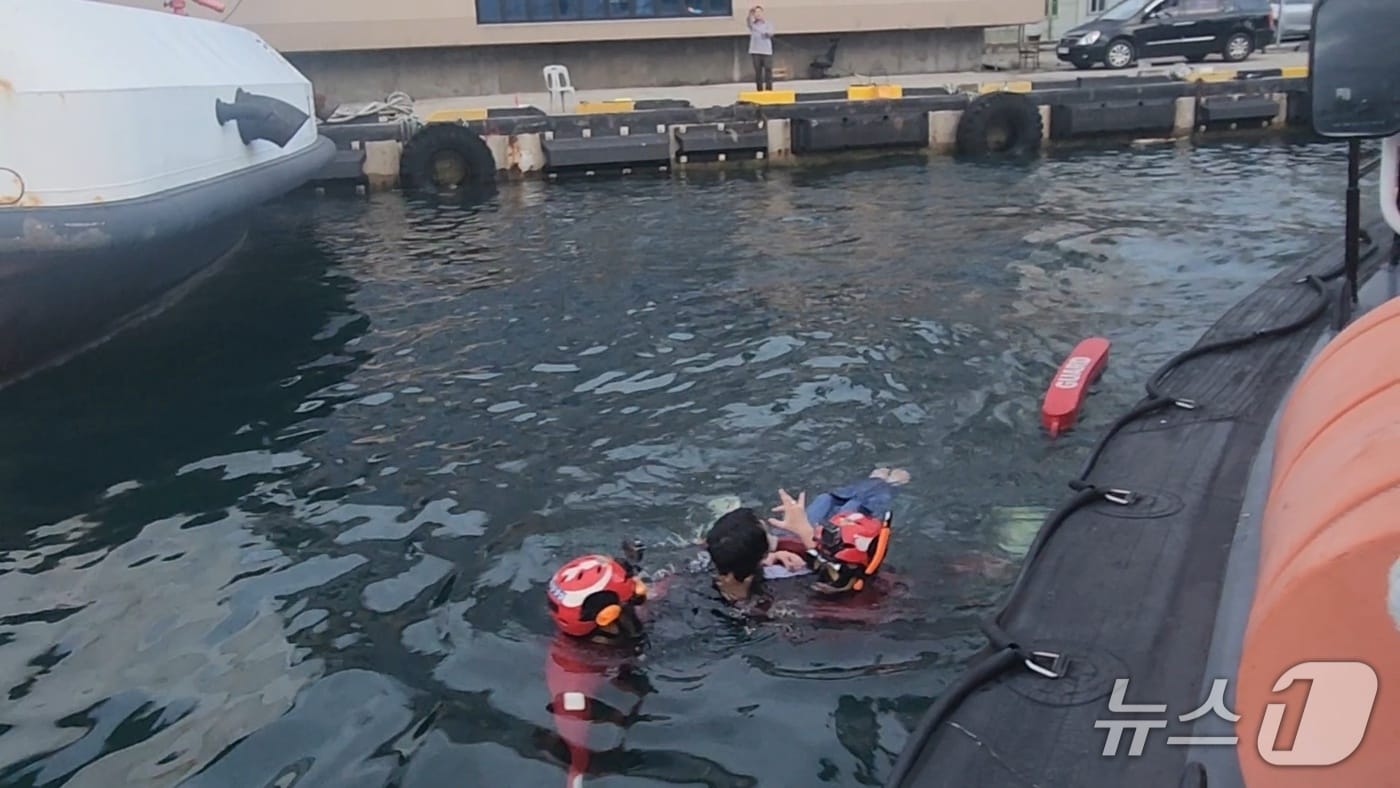 29일 오전 강원 속초항 해상추락사고 구조 현장.(속초해경 제공, 재판매 및 DB 금지) 2025.9.29/뉴스1