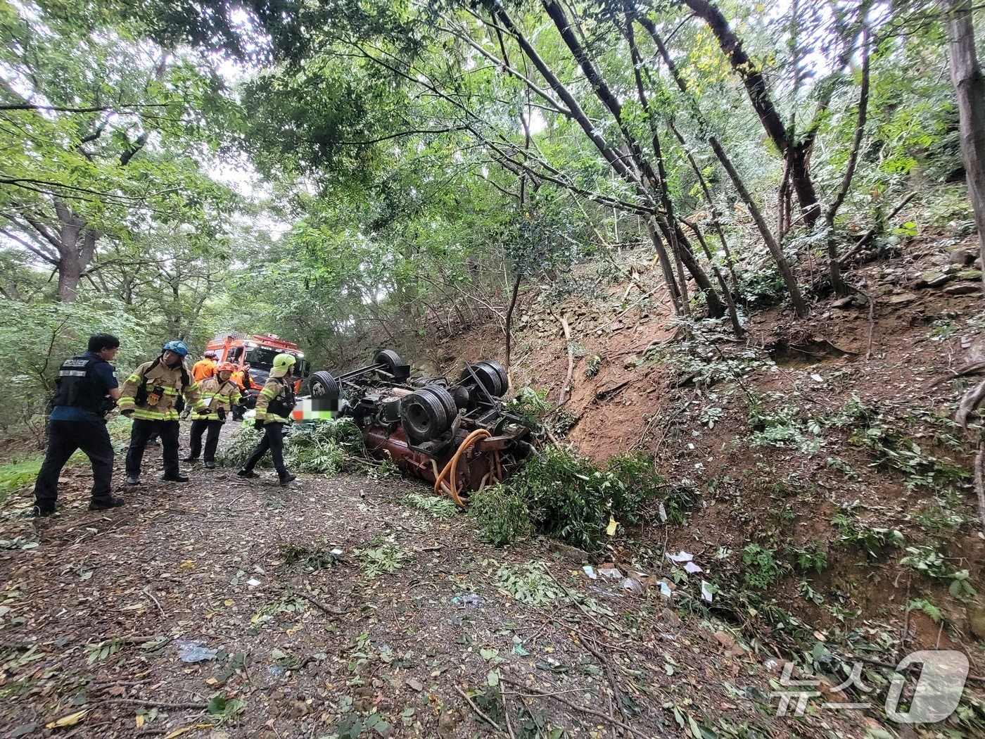 양산 천성산 인근 도로서 화물차 추락 교통사고.(경남경찰청 제공. 재판매 및 DB금지)