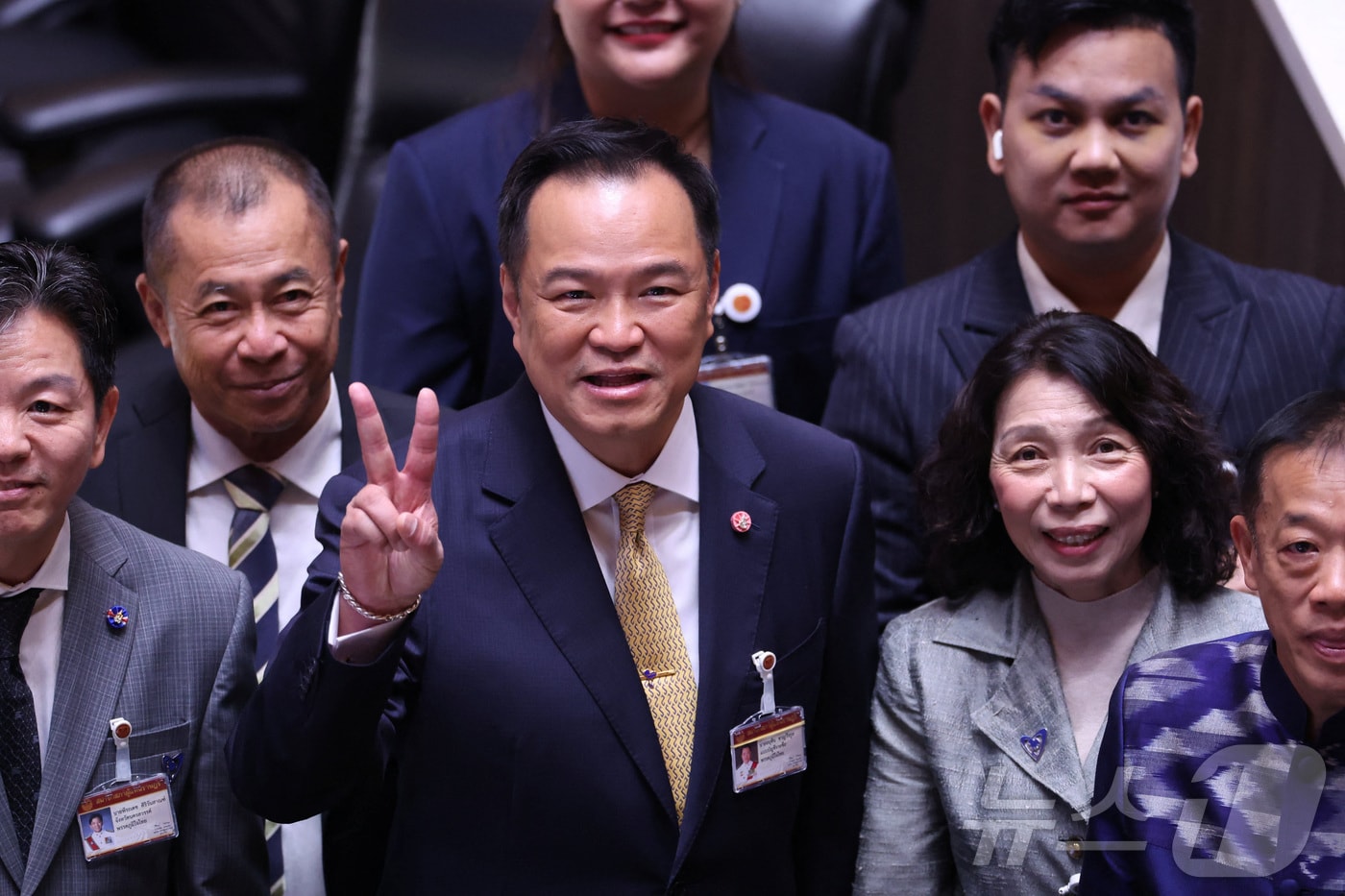 29일 태국 방콕 국회의사당에서 열린 국회 회의에서 아누틴 찬위라꾼 태국 신임 총리가 내각의 정책 발표를 하며 'V'자로 손짓하고 있다. ⓒ 로이터=뉴스1 ⓒ News1 권영미 기자