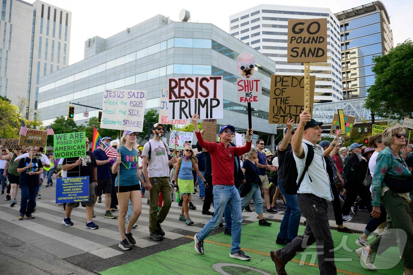 28일&#40;현지시간&#41; 도널드 트럼프 미국 대통령이 군대 배치를 예고한 미국 오리건주 포틀랜드에서 시위대가 행진을 벌이고 있다.2025.09.29. ⓒ AFP=뉴스1 ⓒ News1 권영미 기자
