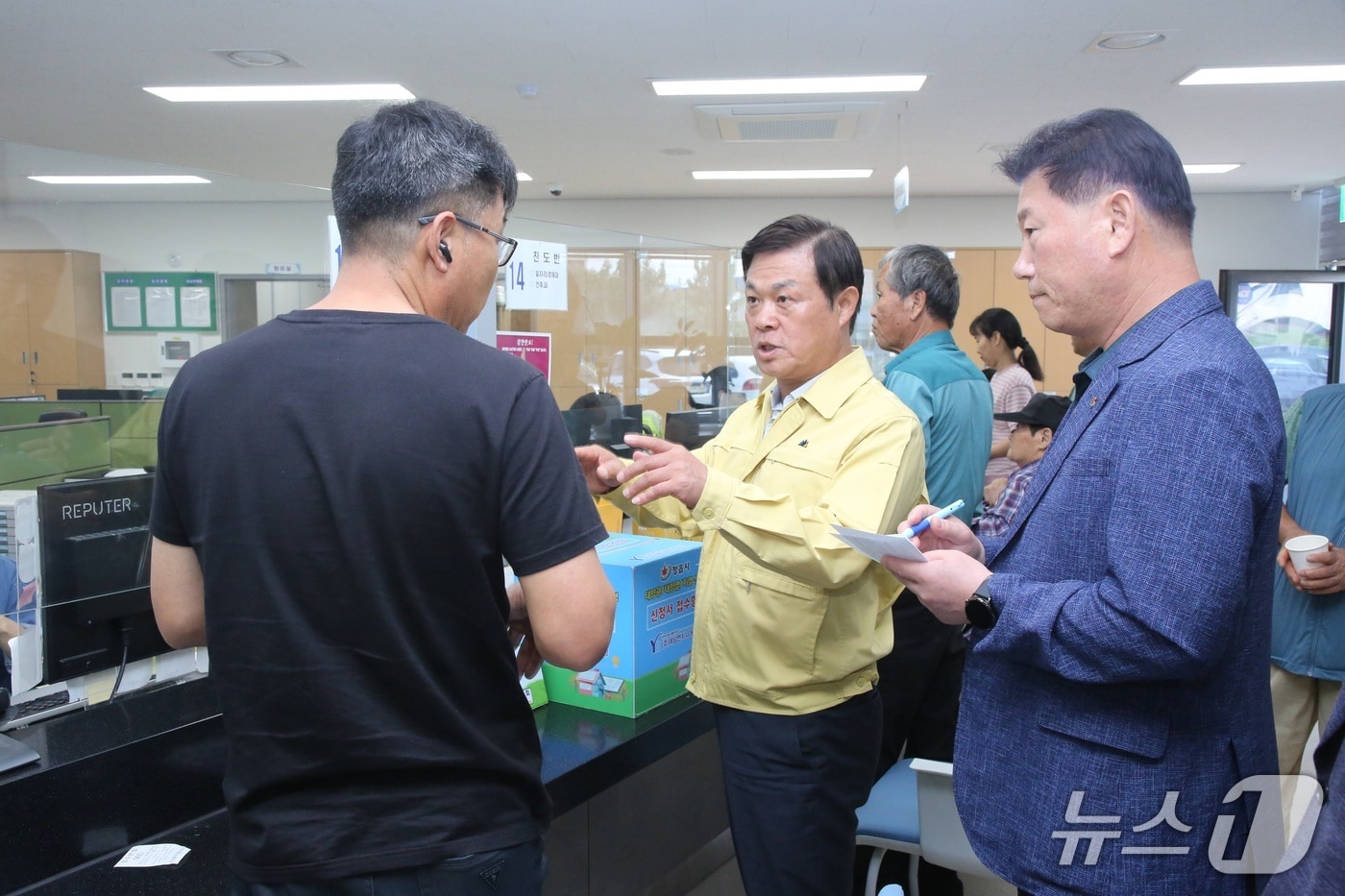 29일 이학수 전북 정읍시장이 신태인읍 주민센터에서 주민들과 이야기를 나누고 있다.(정읍시 제공. 재판매 및 DB금지)/뉴스1