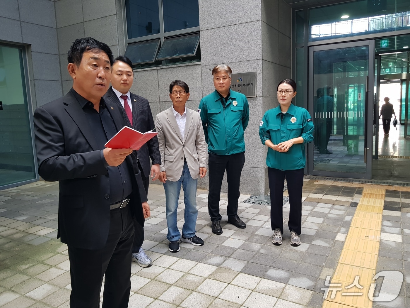 이효성 대전시의회 복지환경위원장과 조대웅, 유승연, 이준규, 김홍태 대덕구의원들이 '신탄진 다가온' 합동점검을 하고 있다.