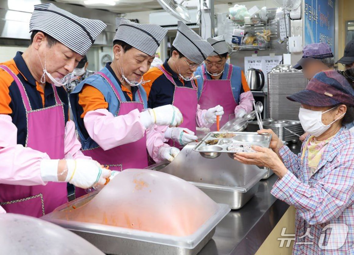 포스코 포항제철소 직원들이 29일 포항시 송도동과 해도동에서 주민들에게 점심 급식 봉사 활동을 벌였다.(포스코 포항제철소 제공, 재판매 및 DB 금지) 