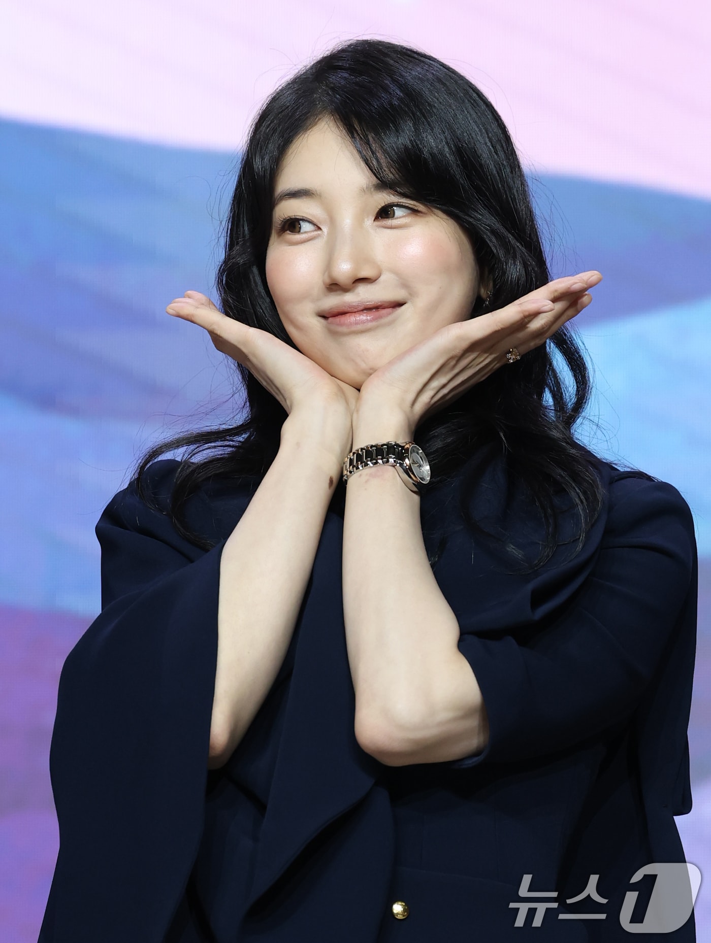 배우 수지가 29일 서울 강남구 조선팰리스서울강남에서 열린 넷플릭스 시리즈 '다 이루어질지니'(극본 김은숙) 제작발표회에 참석해 포즈를 취하고 있다. '다 이루어질지니'는 천여 년 만에 깨어난 경력 단절 램프의 정령 지니(김우빈 분)가 감정 결여 인간 가영(수지 분)을 만나 세 가지 소원을 두고 벌이는 스트레스 제로, 판타지 로맨틱 코미디다. 2025.9.29/뉴스1 ⓒ News1 권현진 기자