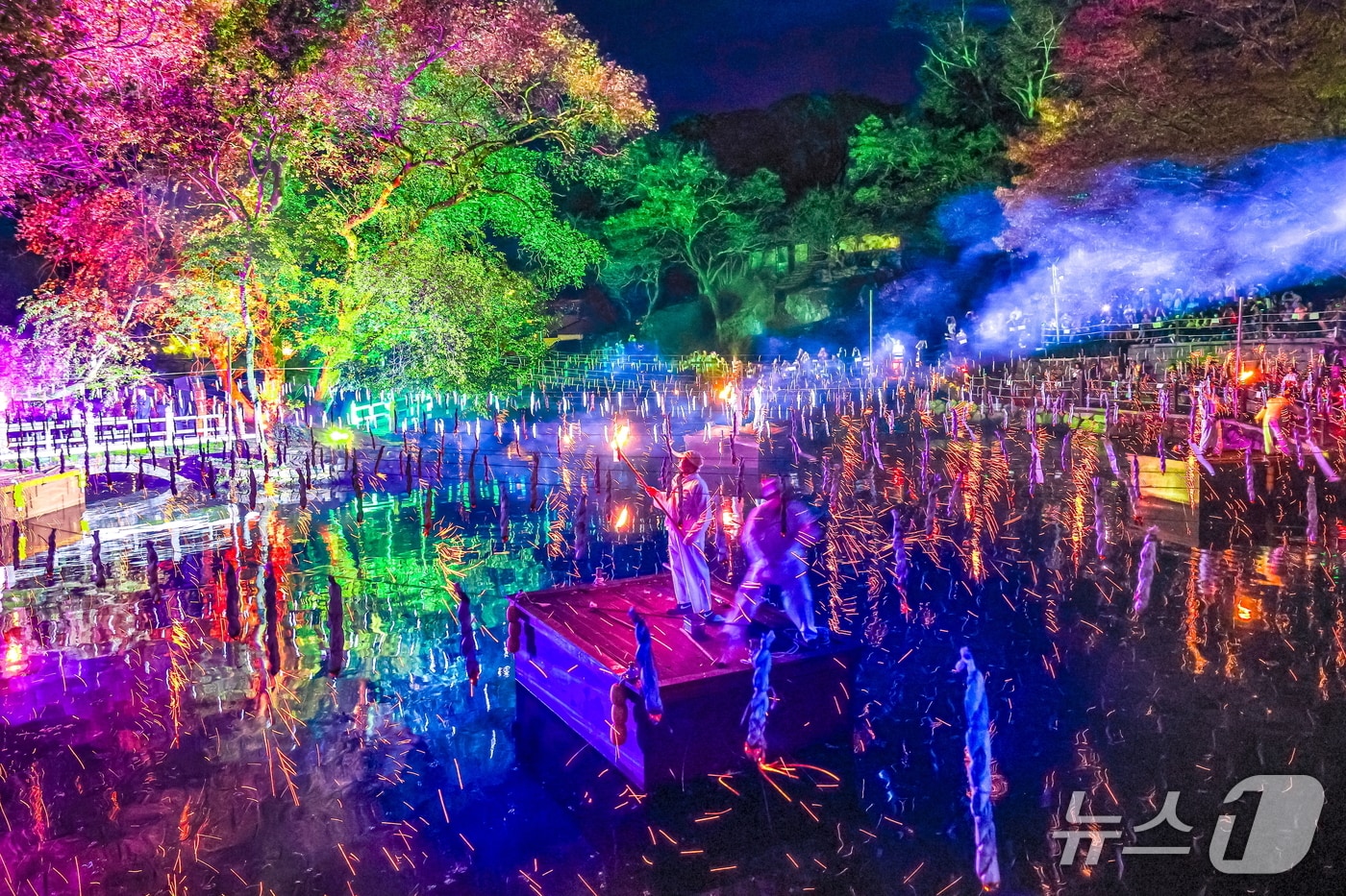 함안 무진정에서 펼쳐지는 '낙화놀이'(함안군 제공. 재판매 및 DB금지).