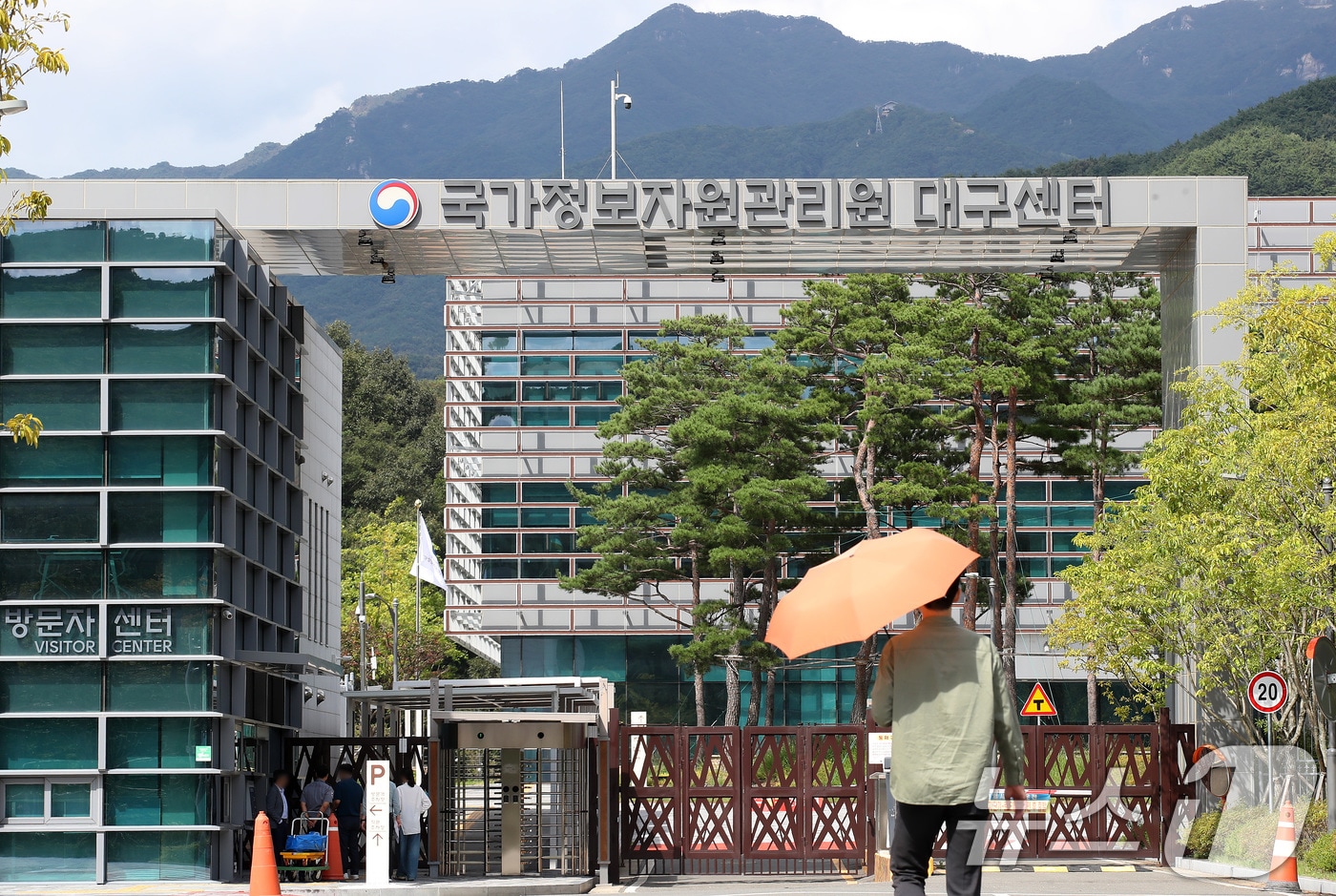 29일 오후 대구 동구 국가정보자원관리원 대구센터로 관계자들이 들어가고 있다. (사진은 기사 내용과 무관함) 2025.9.29/뉴스1 ⓒ News1 공정식 기자