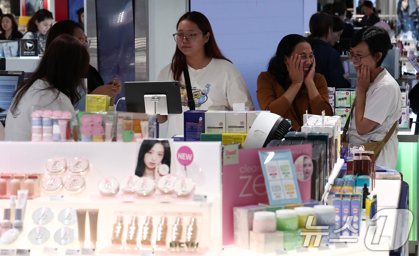 '대표 교체·인수합병' 분위기 쇄신...K-뷰티 삼대장, 지각 변동 촉각 - 뉴스 썸네일 이미지