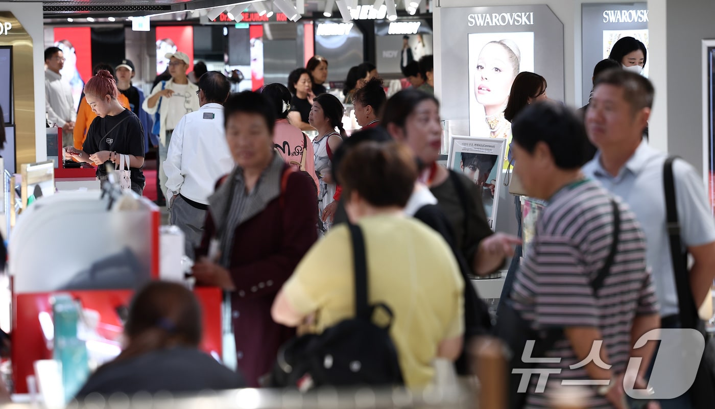 중국 단체관광객의 무비자 입국이 시작된 29일 서울 중구 신라면세점 서울점에서 중국인 관광객들이 면세점을 둘러보고 있다. 정부는 9월 29일부터 내년 6월 30일까지 중국인 단체관광객의 무비자 입국을 허용하기로 했다. 이 기간 중국인 단체관광객들은 15일 범위 내에서 무비자로 입국해 관광할 수 있다. 2025.9.29/뉴스1 ⓒ News1 김성진 기자
