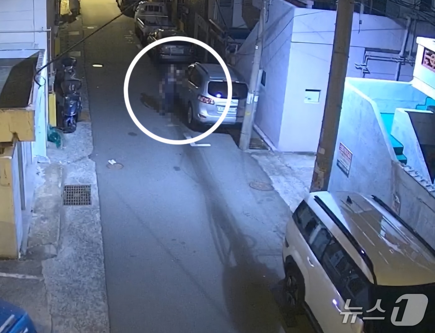 지난 29일 울산 중구의 한 골목길에서 한 남성이 주차된 차량에서 금품 절도를 시도하고 있다. (울산 중구 제공. 재판매 및 DB금지)/뉴스1