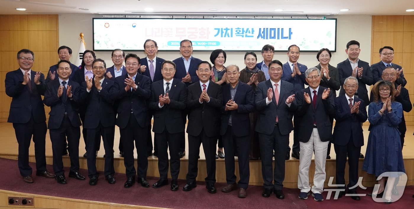 앞줄 왼쪽 4번째부터 김성원 국회의원, 김인호 산림청장, 주호영 국회의원, 정희용 국회의원. (산림청 제공.재판매 및 DB 금지)/뉴스1