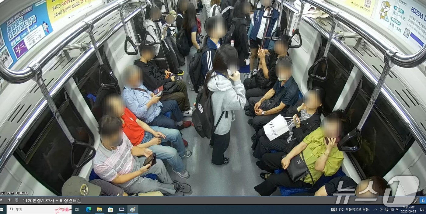 대구교통공사는 29일 도시철도 1·2·3호선 전 구간 94개 역과 차량기지에 '철도통합무선망(LTE-R)'을 단계적으로 구축한다고 밝혔다. 사진은 무선망을 활용한 관제시스템을 통해 객실 내부를 촬영한 모습. (대구교통공사 제공. 재판매 및 DB 금지)/뉴스1