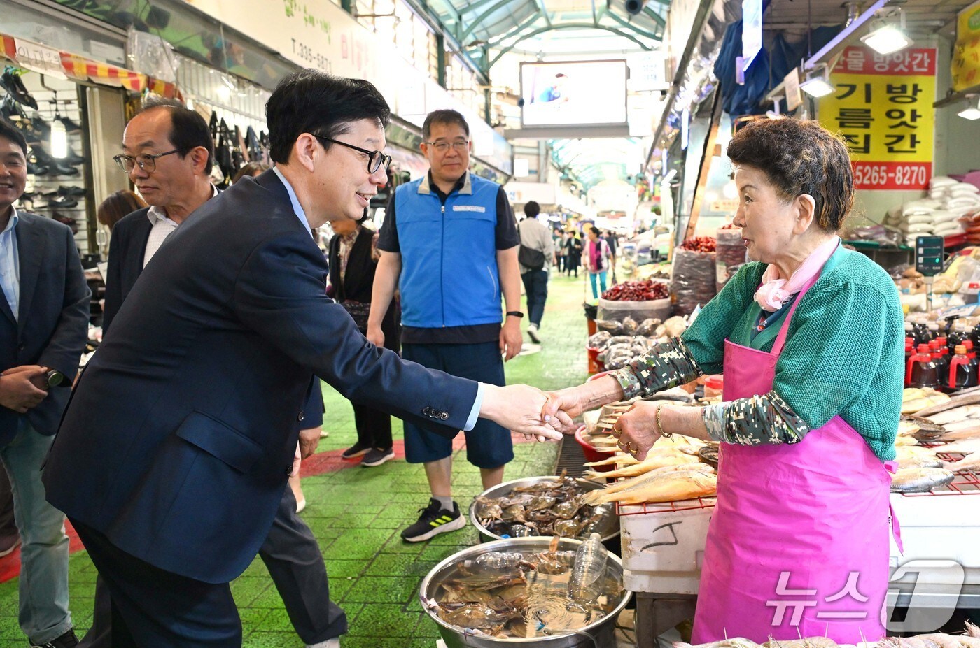 박윤주 외교부 제1차관은 29일 오전 추석 명절을 맞아 서울 마포구 망원동 월드컵시장을 찾아 상인들과 덕담을 나누고 장을 보러 나온 시민들과 인사를 나눴다. 2025.09.29. (외교부 제공)