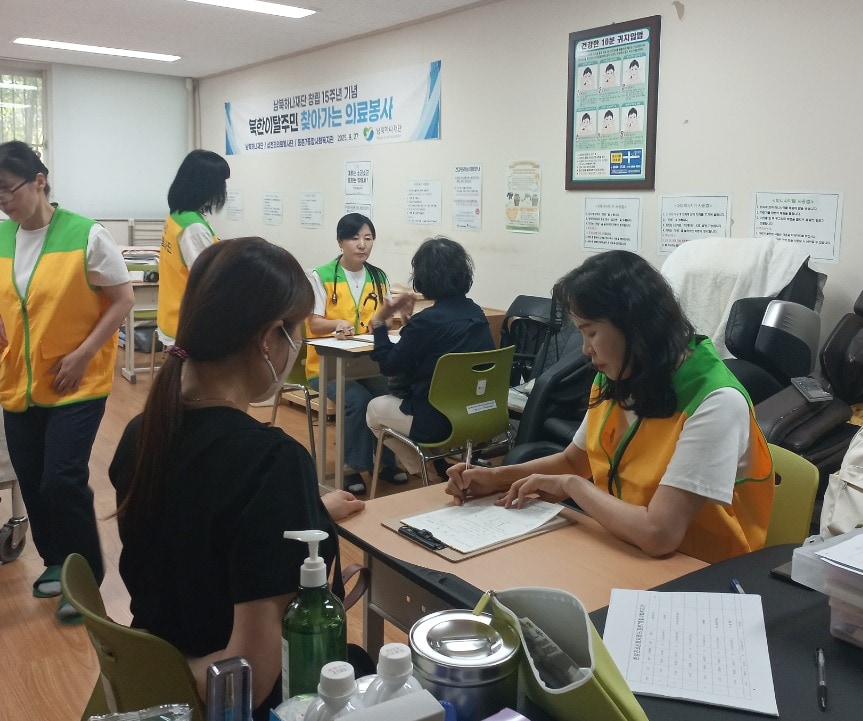 남북하나재단은 29일 창립 15주년과 추석을 맞아 무연고 탈북민이 안치된 예원 추모관을 방문해 홀로 생을 마감하신 분들의 삶을 기억하며 추모하는 행사를 진행했다. &#40;남북하나재단 제공&#41;