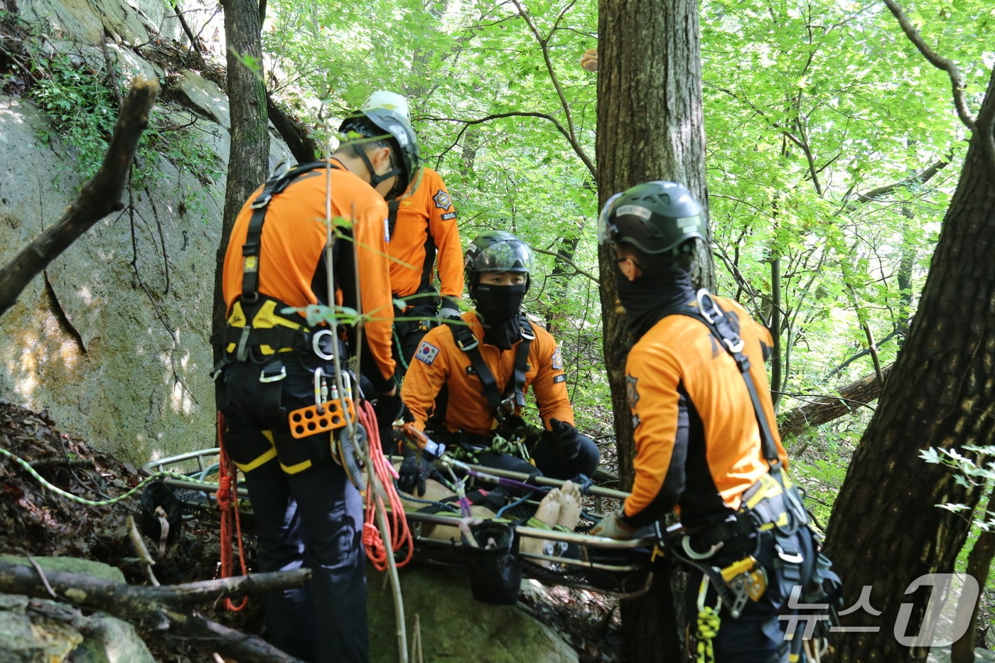 공주소방서 관계자들이 가을철 산악사고 대비 합동 특별 훈련을 실시하고 있다. (공주소방서 제공, 재판매 및 DB금지) / 뉴스1