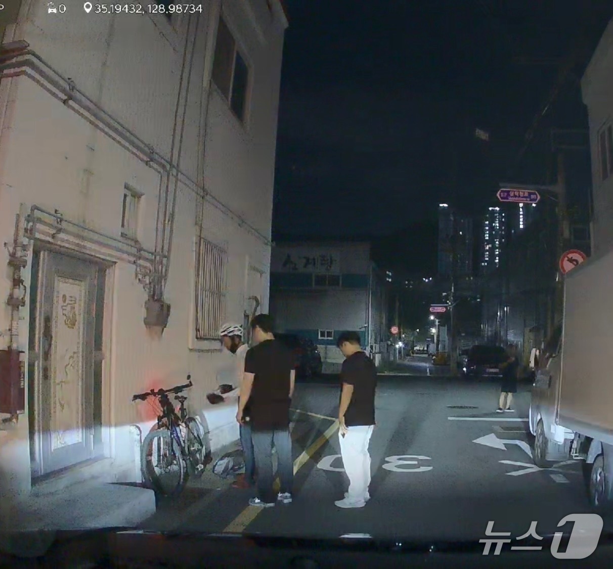 지난 12일 김진수·석인환 교통행정과 주무관이 자전거를 타다 쓰러진 주민들 돕고 있다.(사상구 제공. 재판매 및 DB 금지)