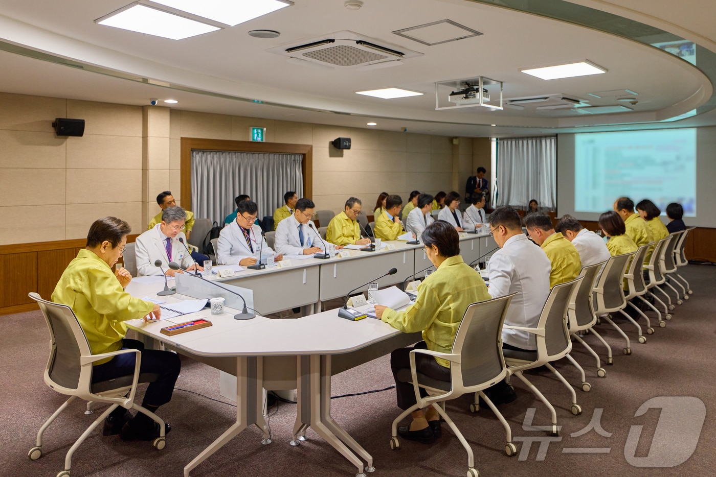이재명 대통령이 지난 29일 서울 중구 국립중앙의료원에서 열린 응급의료현장 간담회에서 관계자의 보고를 듣고 있다. &#40;대통령실 제공. 재판매 및 DB 금지&#41; 2025.9.29/뉴스1 ⓒ News1 이재명 기자