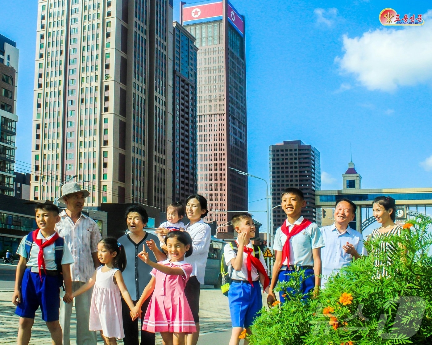 &#40;평양 노동신문=뉴스1&#41; = 북한 노동당 기관지 노동신문은 3일 한 다자녀 세대가 화성거리에 행복의 보금자리를 폈다며, &#34;우리 국가는 다자녀세대를 법적으로 우대한다＂고 보도했다. [국내에서만 사용가능. 재배포 금지. DB 금지. For Use Only in the Republic of Korea. Redistribution Prohibited] rodongphoto@news1.kr