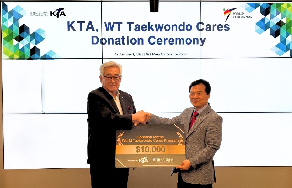 양진방 대한태권도협회장&#40;사진 오른쪽&#41;이 조정원 세계태권도연맹 총재에게 케어스 프로그램 지원금을 전달했다. &#40;대한태권도협회 제공&#41;