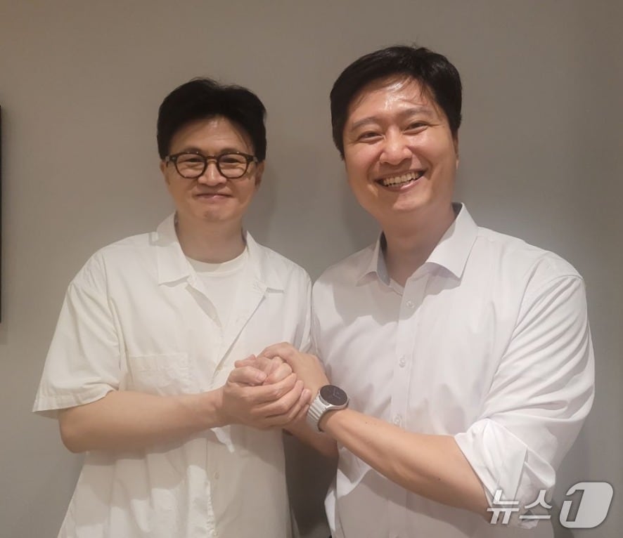 지난달 31일 한동훈 전 국민의힘 대표가 국민의힘 청년최고위원으로 뽑힌 우재준 의원과 만나 격려의 말을 건넨 것으로 알려졌다. (SNS 갈무리) ⓒ 뉴스1