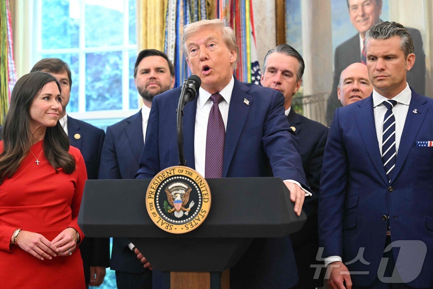 도널드 미국 대통령이 2일(현지시간) 워싱턴DC 백악관 오벌 피스에서 미 우주사령부 본부를 콜로라도에서 앨라배마 헌츠빌로 이전한다고 발표하고 있다. 2025.09.02. ⓒ AFP=뉴스1 ⓒ News1 류정민 특파원