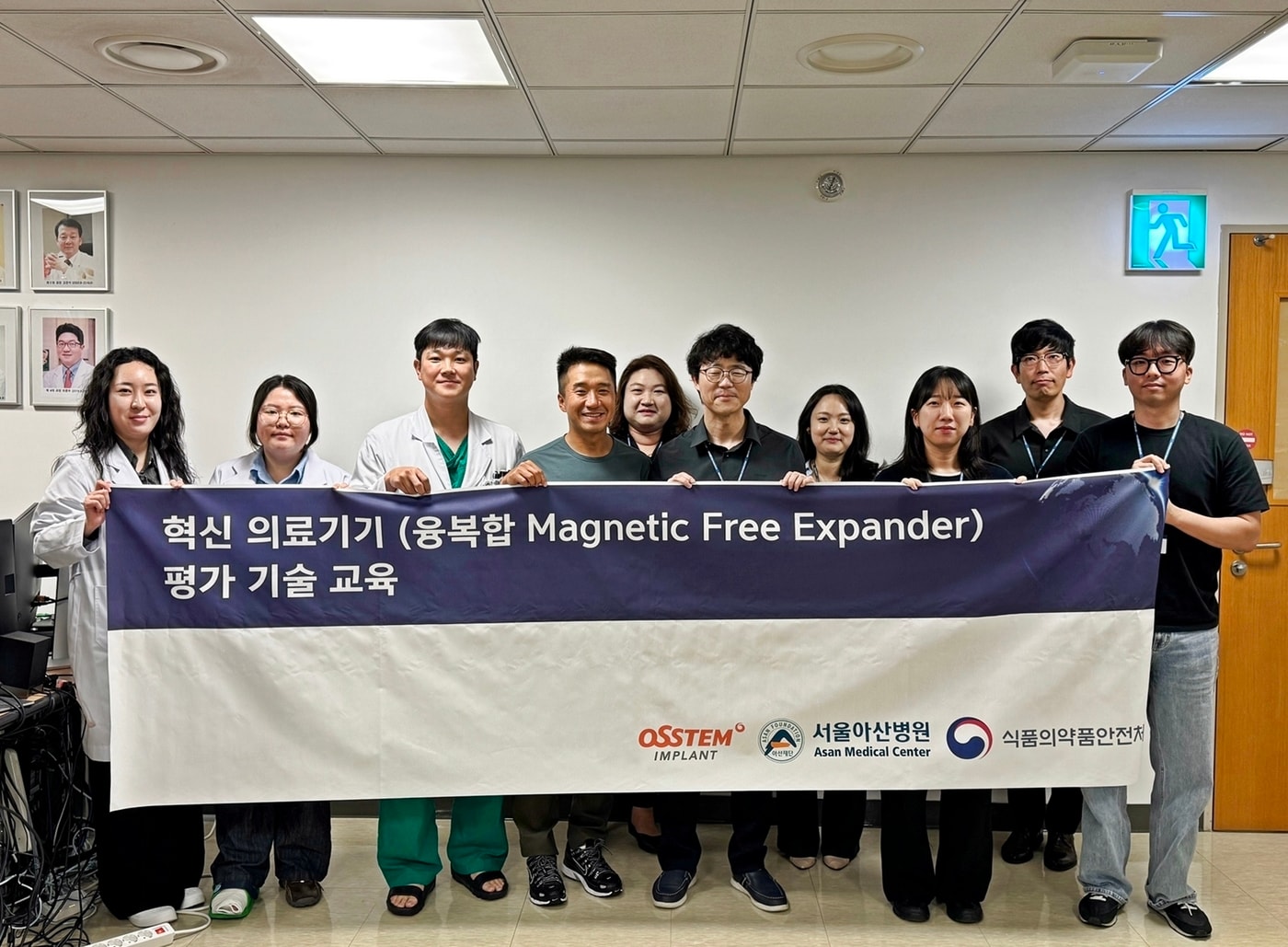 오스템임플란트는 지난달 27일 서울아산병원에서 유방재건술이 필요한 유방암 환자들을 위해 개발한 '융복합 자성 프리 조직 확장기' 평가 기술 교육을 개최했다. 발표자로 나선 오스템임플란트 장일석 성형재료개발실장이 교육을 진행하고 있다. (오스템임플란트 제공)