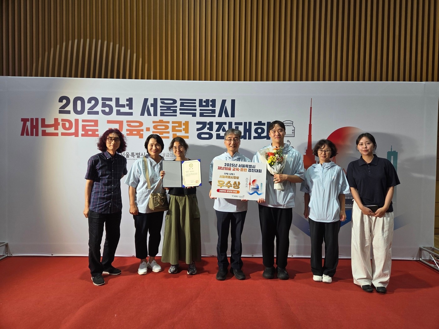 서울 도봉구 보건소 직원들이 2025 서울특별시 재난의료 교육·훈련 경진대회에서 재난안전통신망 분야 우수상을 수상한 뒤 기념 촬영을 하고 있다.(도봉구 제공)