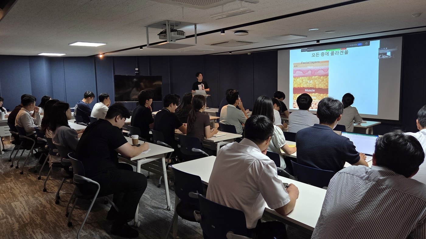  휴젤이 '블루로즈 중심 병합 시술'에 대해 임직원 교육을 진행하고 있다. (휴젤 제공)