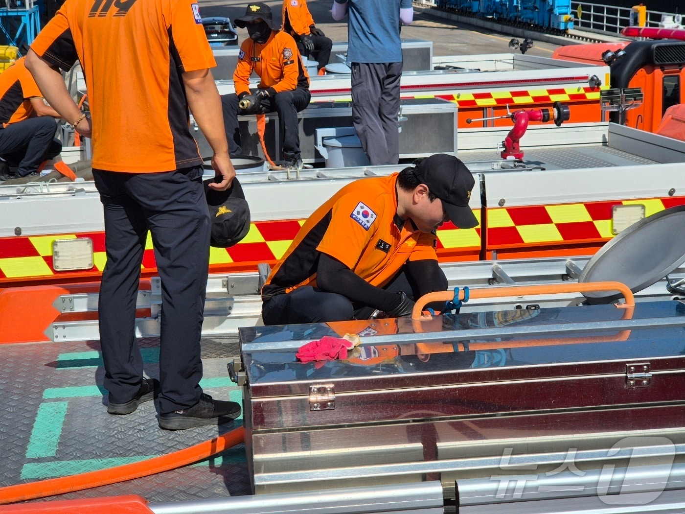 동해지방해양경찰청과 소방당국이 3일 오전 강원 강릉시 강동면 안인리 염전부두(안인화력발전부두) 인근에서 삼봉호(5001함·5000톤급 독도 경비함)를 이용해 긴급 급수 대민지원을 하고 있다. 이날 해경이 동해시에서 싣고 온 600톤의 물은 소방차를 이용해 강릉 홍제정수장으로 옮겨질 예정이다. 2025.9.3/뉴스1 ⓒ News1 윤왕근 기자