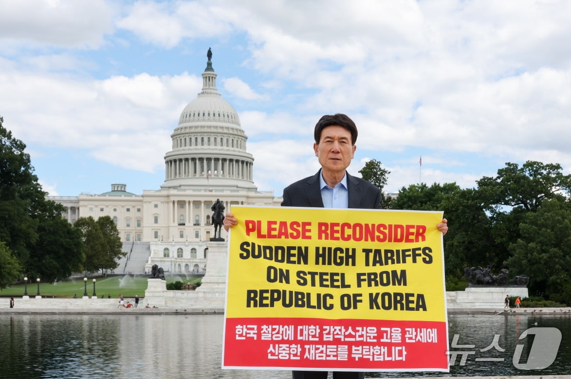 이강덕 경북 포항시장이 현지 시간으로 지난 2일 미국 트럼프 정부의 철강관세 50% 철회와 인하를 요구하며 국회의사당 앞에서 이틀째 시위를 벌였다. (포항시 제공, 재판매 및  DB금지) 2025.9.3/뉴스1