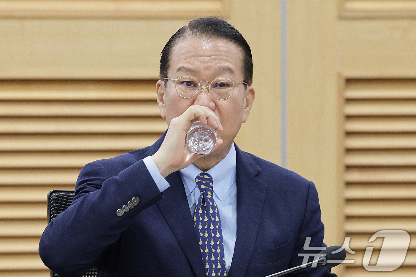권영세 국민의힘 의원이 2025년 9월 3일 오전 서울 여의도 국회 의원회관에서 열린 지역균형발전특별회계 개선을 위한 토론회에서 목을 축이고 있다. 2025.9.3 ⓒ 뉴스1 신웅수 기자
