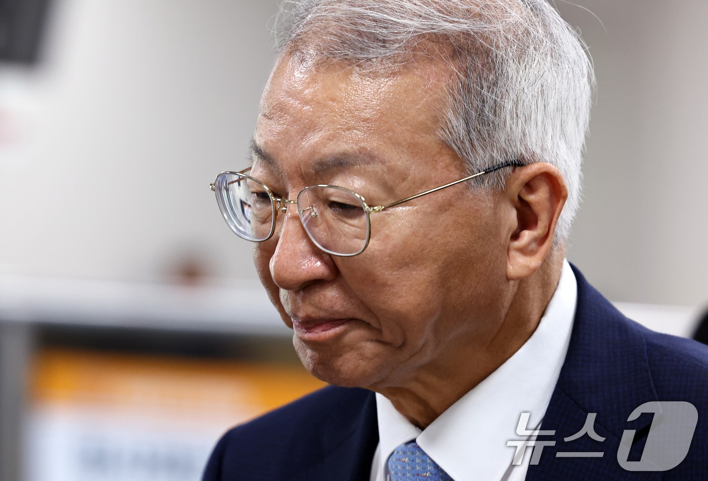 '사법농단' 의혹을 받는 양승태 전 대법원장이 3일 오전 서울 서초구 서울고등법원에서 열린 직권남용 권리 행사 방해 혐의 2심 결심 공판에 출석하고 있다. 양 전 대법원장은 상고법원 도입 등 사법부 조직의 이익을 도모하기 위해 고·박 전 대법관 등과 함께 강제징용 재판, 전국교직원노동조합 법외노조 통보 사건, 국가정보원 대선 개입 사건, 통합진보당 행정소송 등 각종 재판에 개입한 혐의를 받는다. (공동취재) 2025.9.3/뉴스1 ⓒ News1 오대일 기자