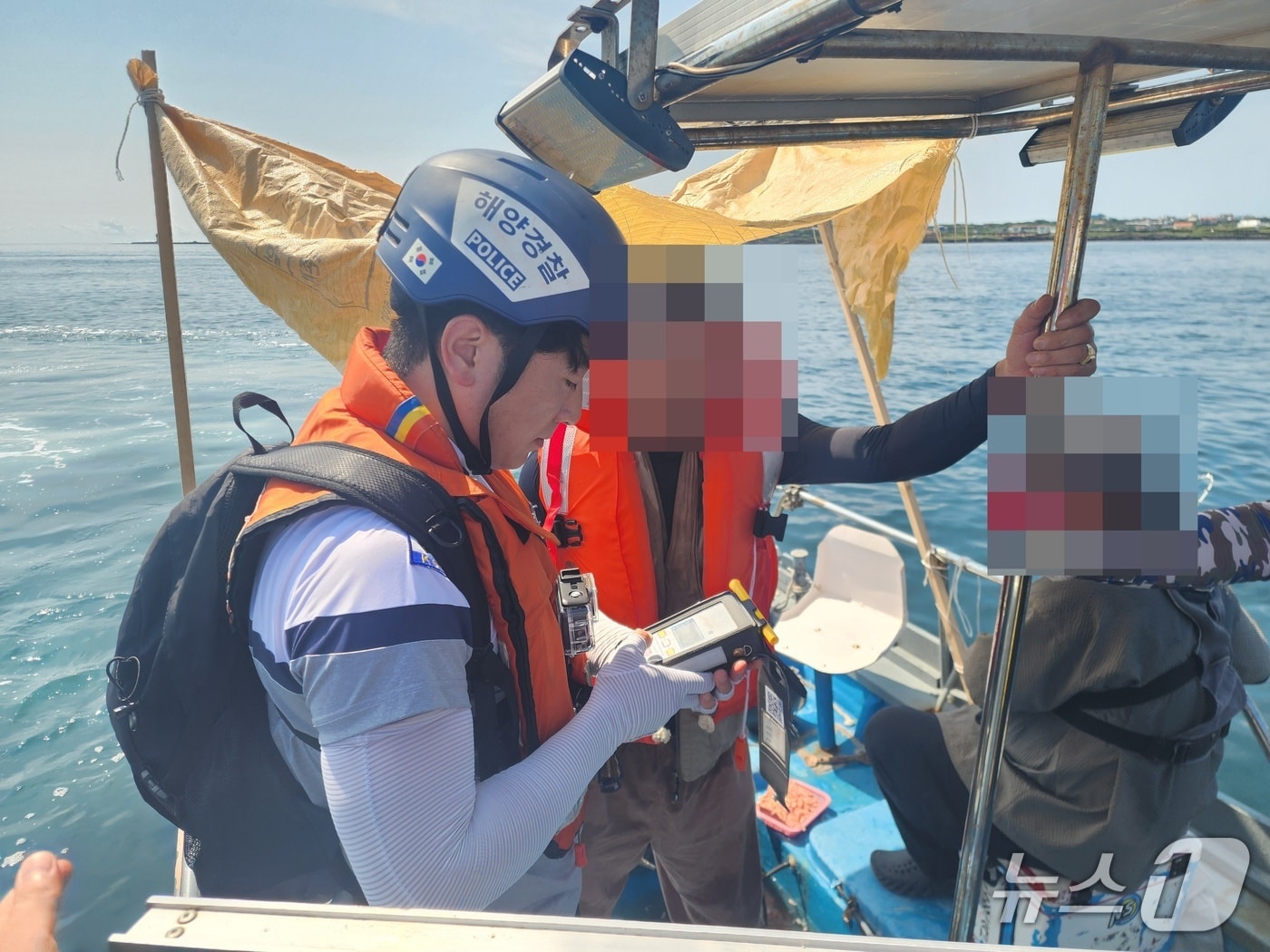 해경이 가을철 성어기를 맞아 제주 앞바다에서 낚시어선을 점검하는 모습.(서귀포해양경찰서 제공. 재판매 및 DB 금지)