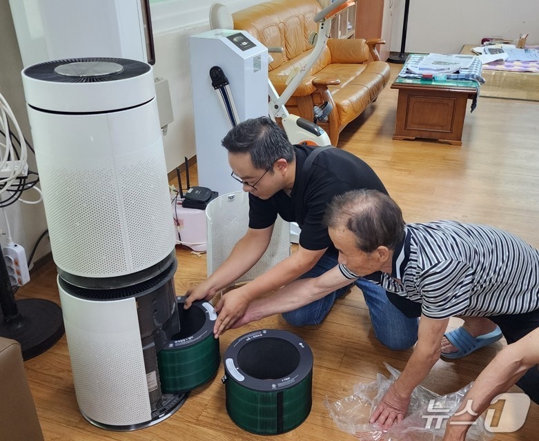 울산 동구는 울산사회복지공동모금회와 협력해 지역 경로당 65개소의 공기청정기 필터 교체 사업을 완료했다고 2일 밝혔다.(울산 동구제공. 재판매 및 DB금지)/뉴스1