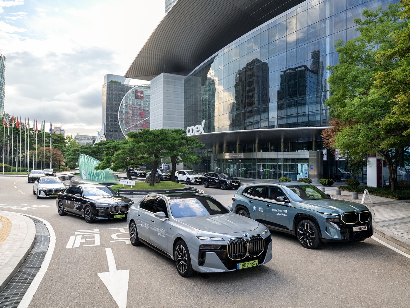 3일 세계적인 아트페어 '프리즈 서울 2025'이 열리는 서울 강남 코엑스 앞에 BMW코리아가 운영하는 VIP 의전 차량이 대기하고 있다(BMW코리아 제공). 2025.09.03.