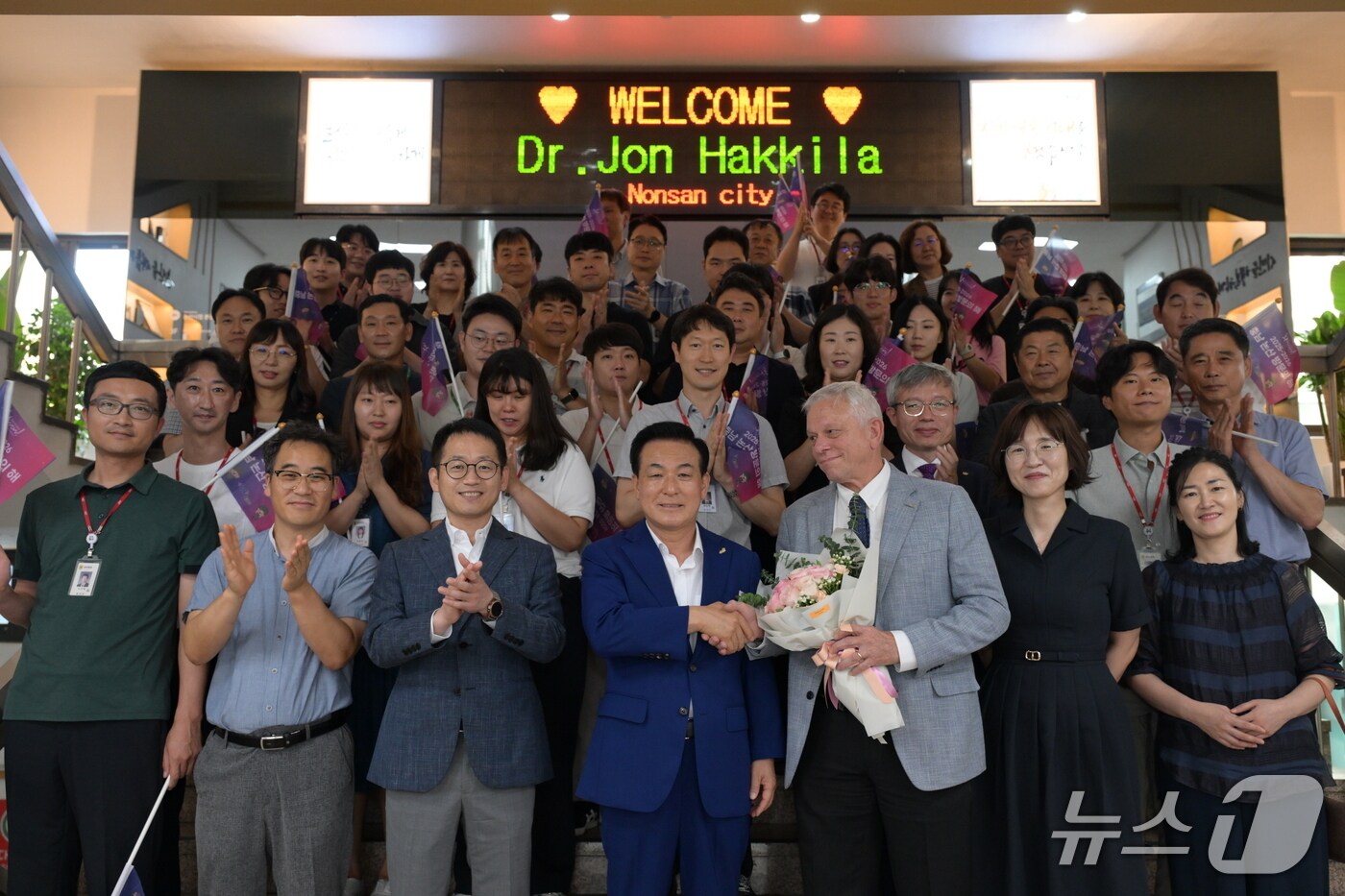 존 하킬라 부총장 논산시 방문 모습. (논산시 제공. 재판매 및 DB금지)/뉴스1