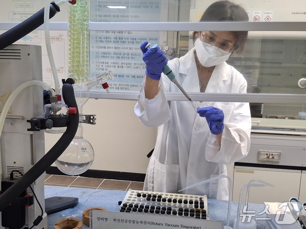 남해지방해양경찰청 분석팀이 해상유출 기름을 조사하고 있다.(남해해경청 제공. 재판매 및 DB 금지)