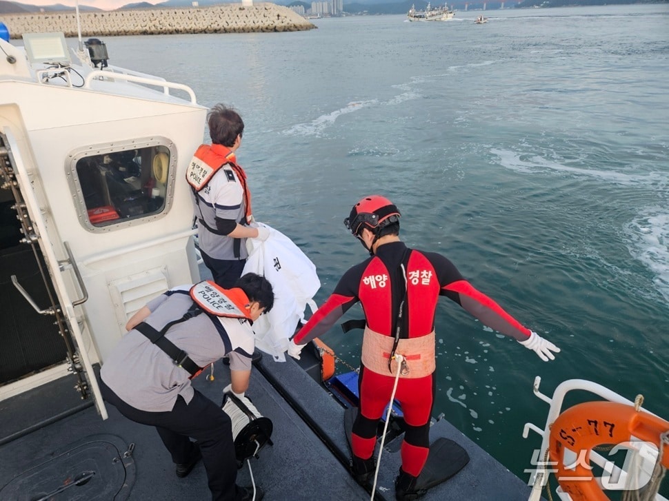 3일 오전 전남 완도군 남방파제 인근에서 발견된 변사자 수습을 위해 준비하고 있는 해경의 모습.(완도해경 제공. 재판매 및 DB 금지)