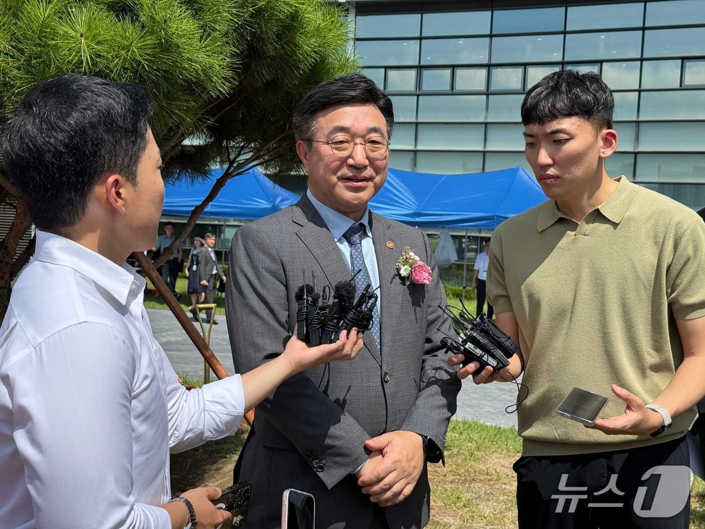 윤호중 행정안전부 장관이 지방자치인재개발원 개원 60주년 행사 후 취재진을 만나 인터뷰하고 있다. 2025.9.3/뉴스1